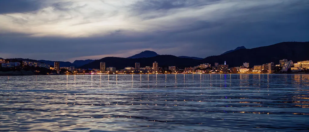 Skyline von Palma de Mallorca mit Kathedrale La Seu und der Bucht — Blick über das Marina-Revier der wichtigsten Yachthäfen der Insel