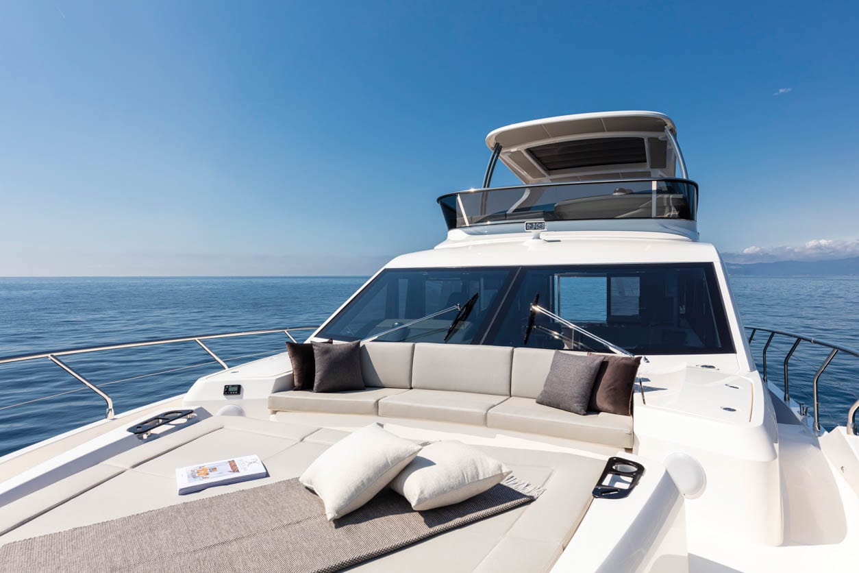 Absolute 62 Fly — Sonnenliege im Bugbereich
