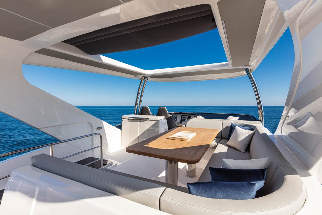 Absolute 62 Fly — Flybridge mit Essbereich