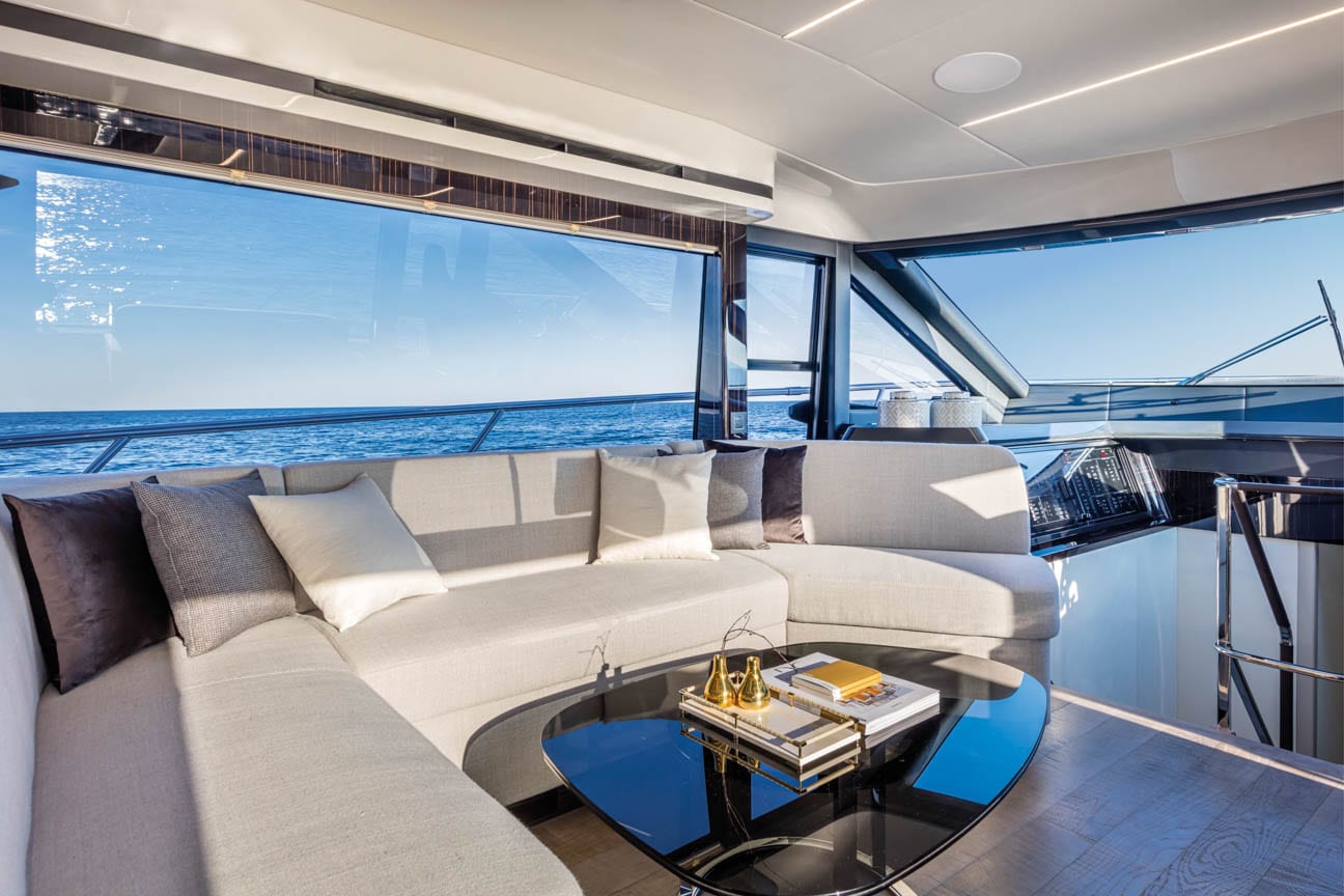 Absolute 62 Fly — Lounge- und Entertainmentbereich