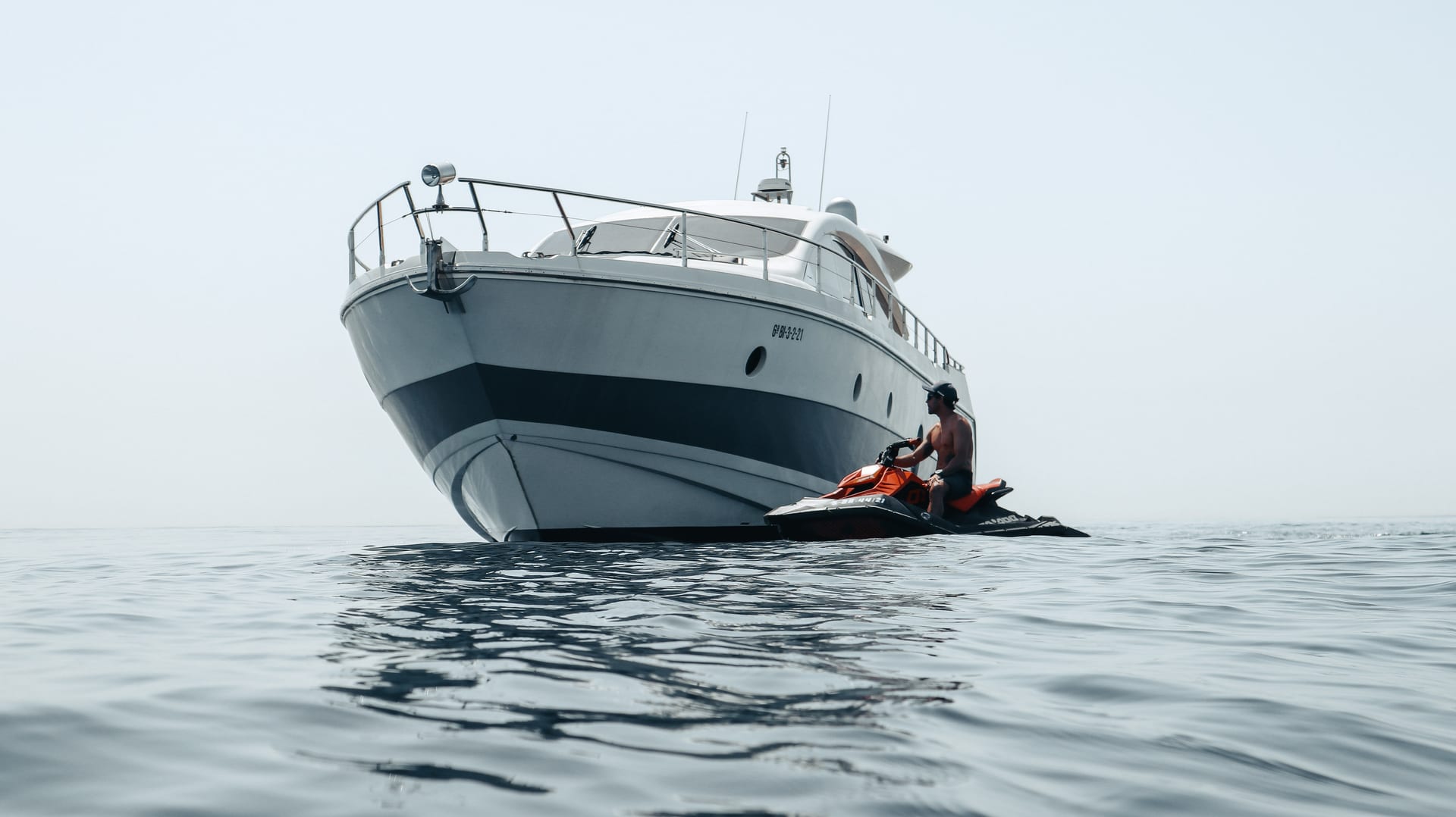 Aicon 72 SL Gadea — Bugansicht mit Jetski an der Badeplattform
