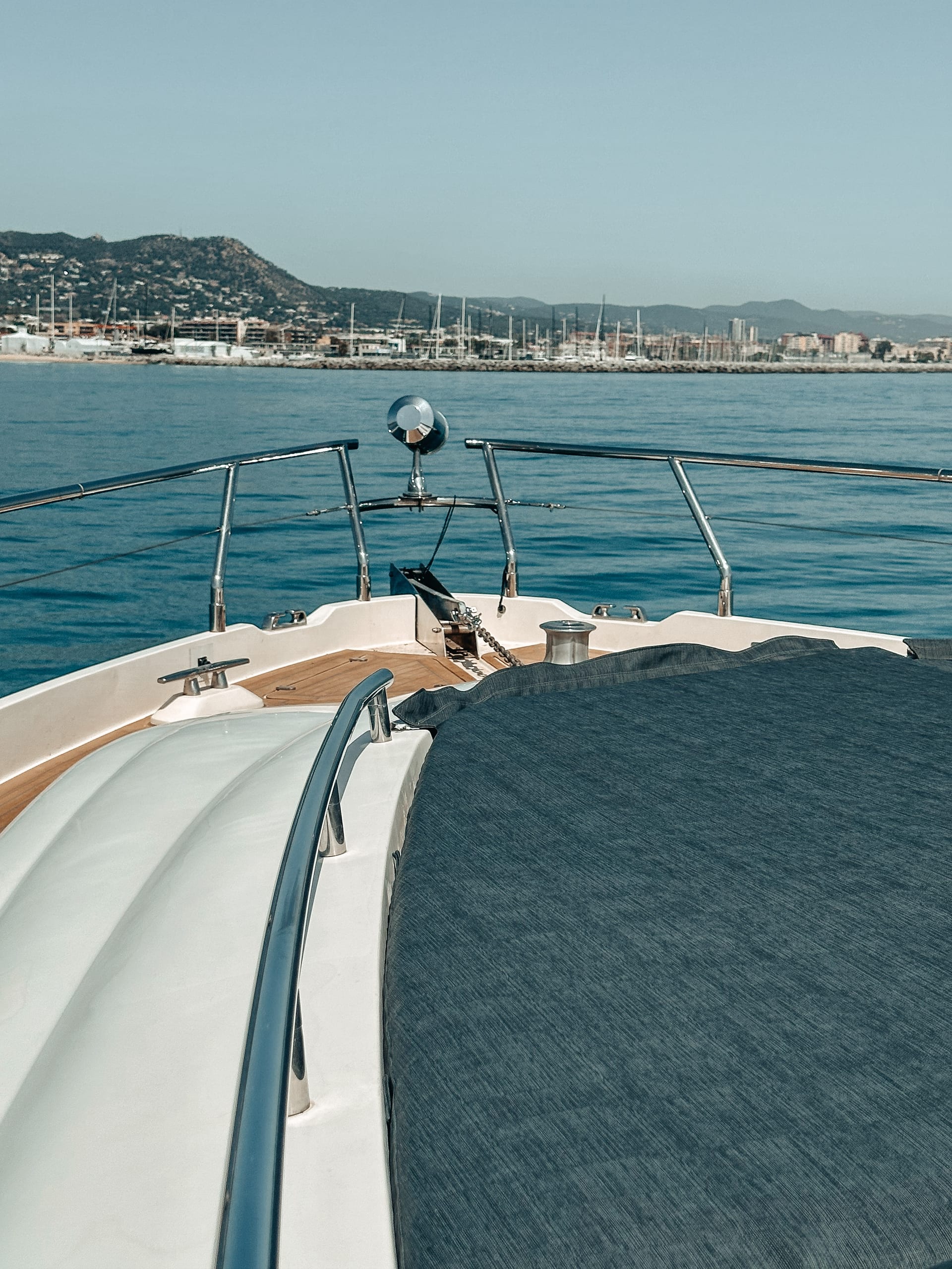 Gadea — Sonnenliege auf dem Vorschiff mit Blick auf Palma