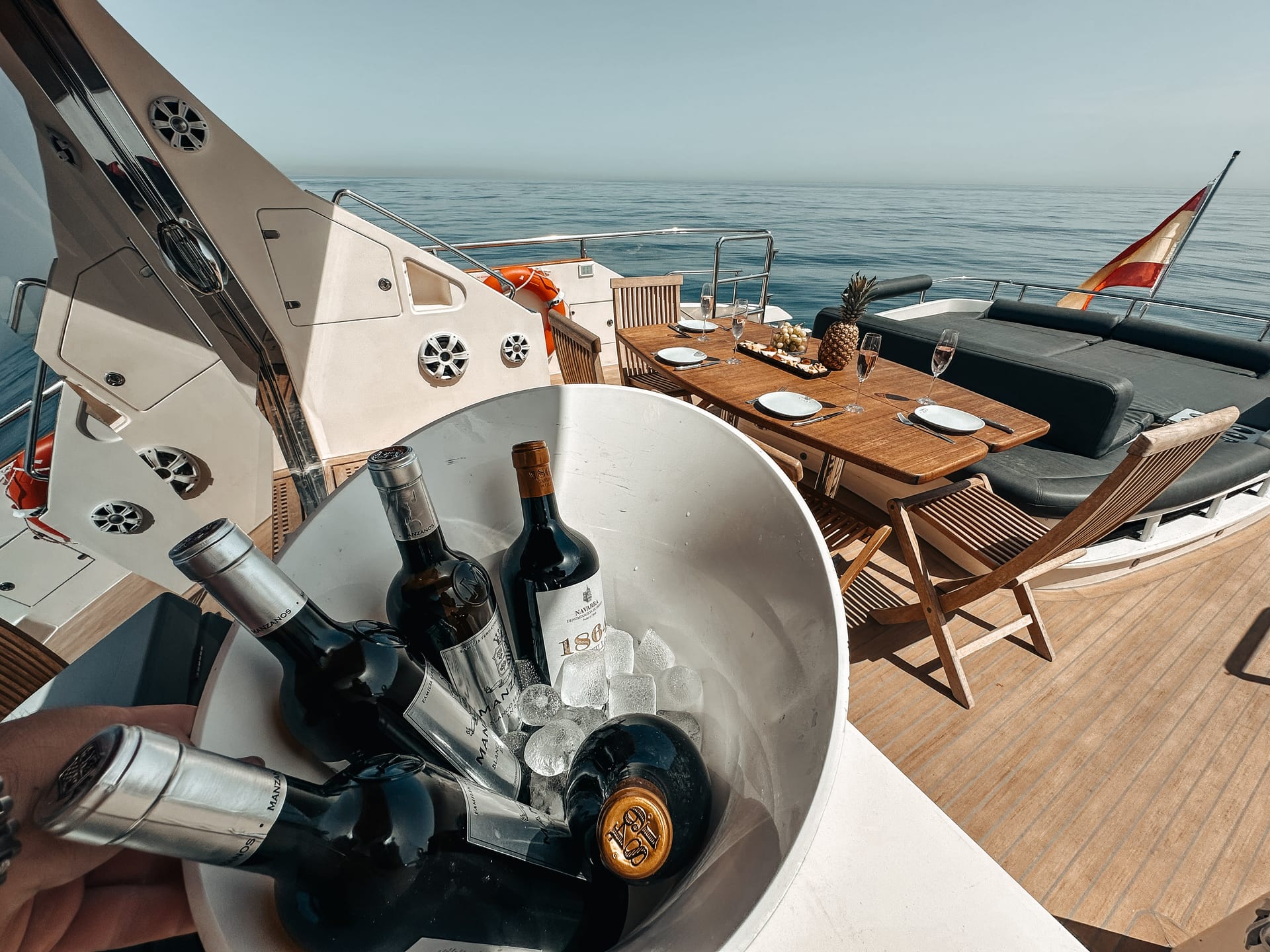 Gadea — gedeckter Esstisch im Achterdeck-Cockpit