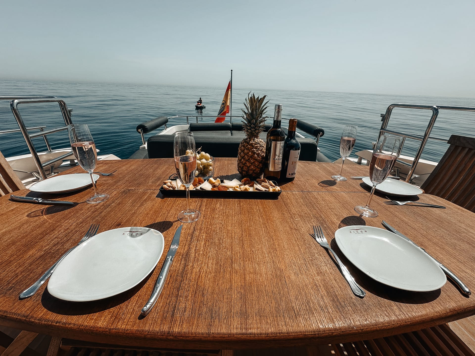 Gadea — Achterdeck-Essbereich mit Meerblick