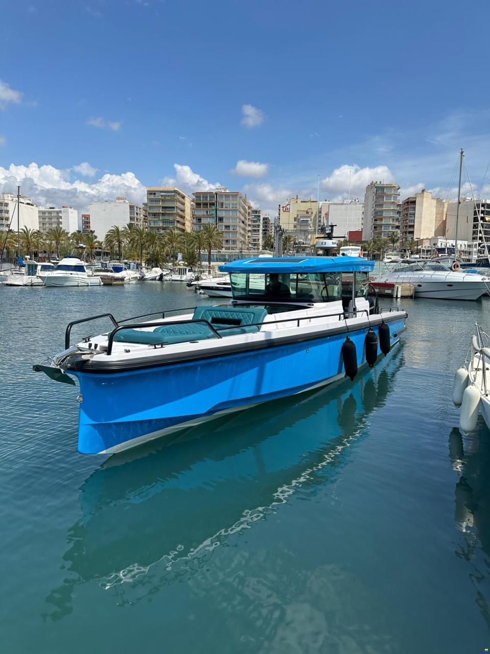 Axopar 37 Cross Cabin zu verkaufen — Profilansicht des Allwetterboots auf Mallorca