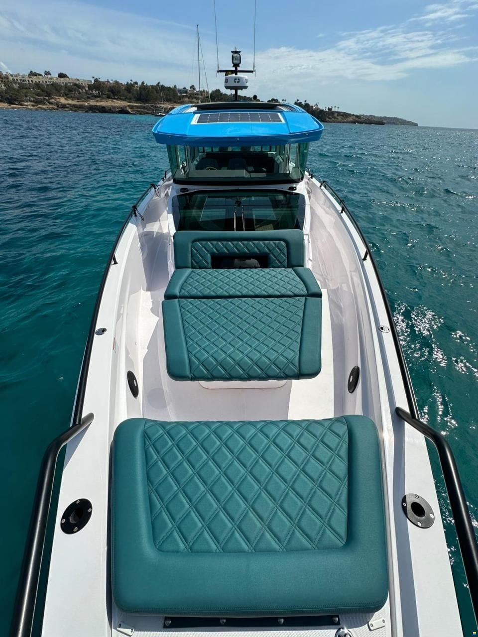 Axopar 37 Cross Cabin — Bug und Vordeck