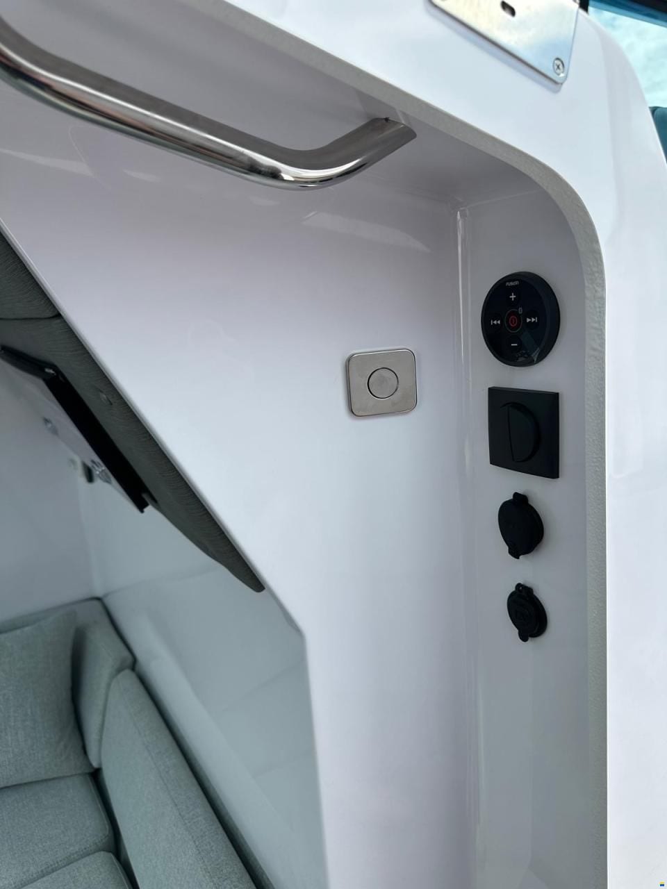Axopar 37 Cross Cabin — Gesamtansicht am Liegeplatz in Palma