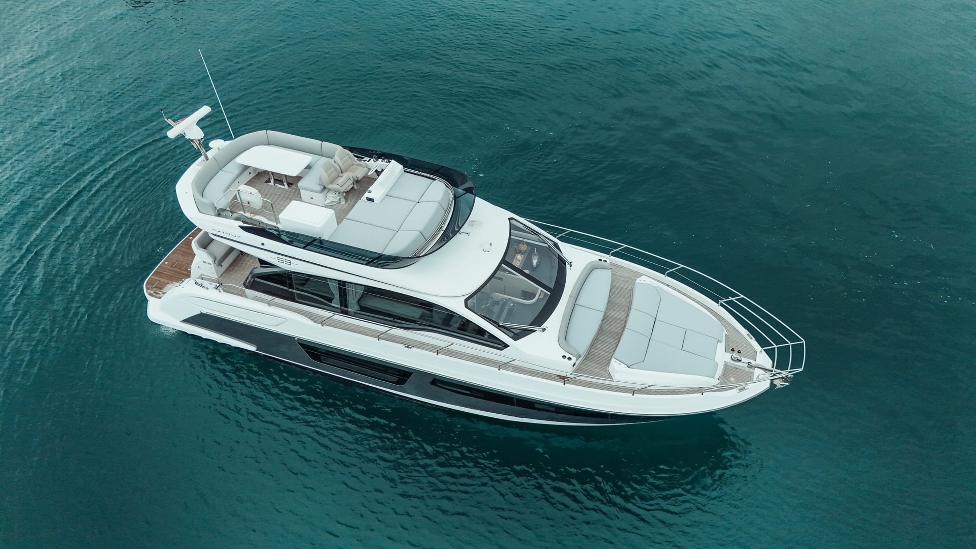Azimut 53 Fly Sea Shell — Luftaufnahme von oben vor Anker