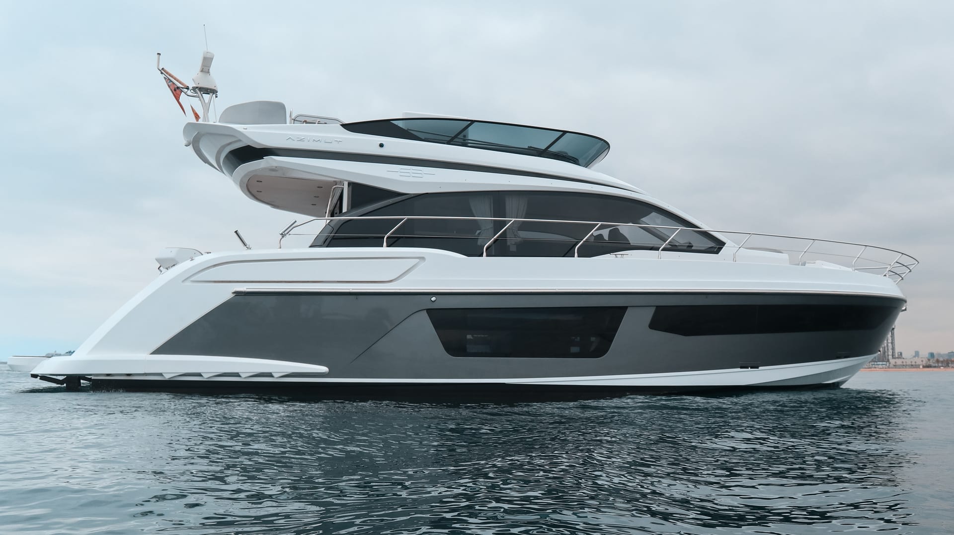 Azimut 53 Fly Sea Shell — sportliche Profilansicht von vorne