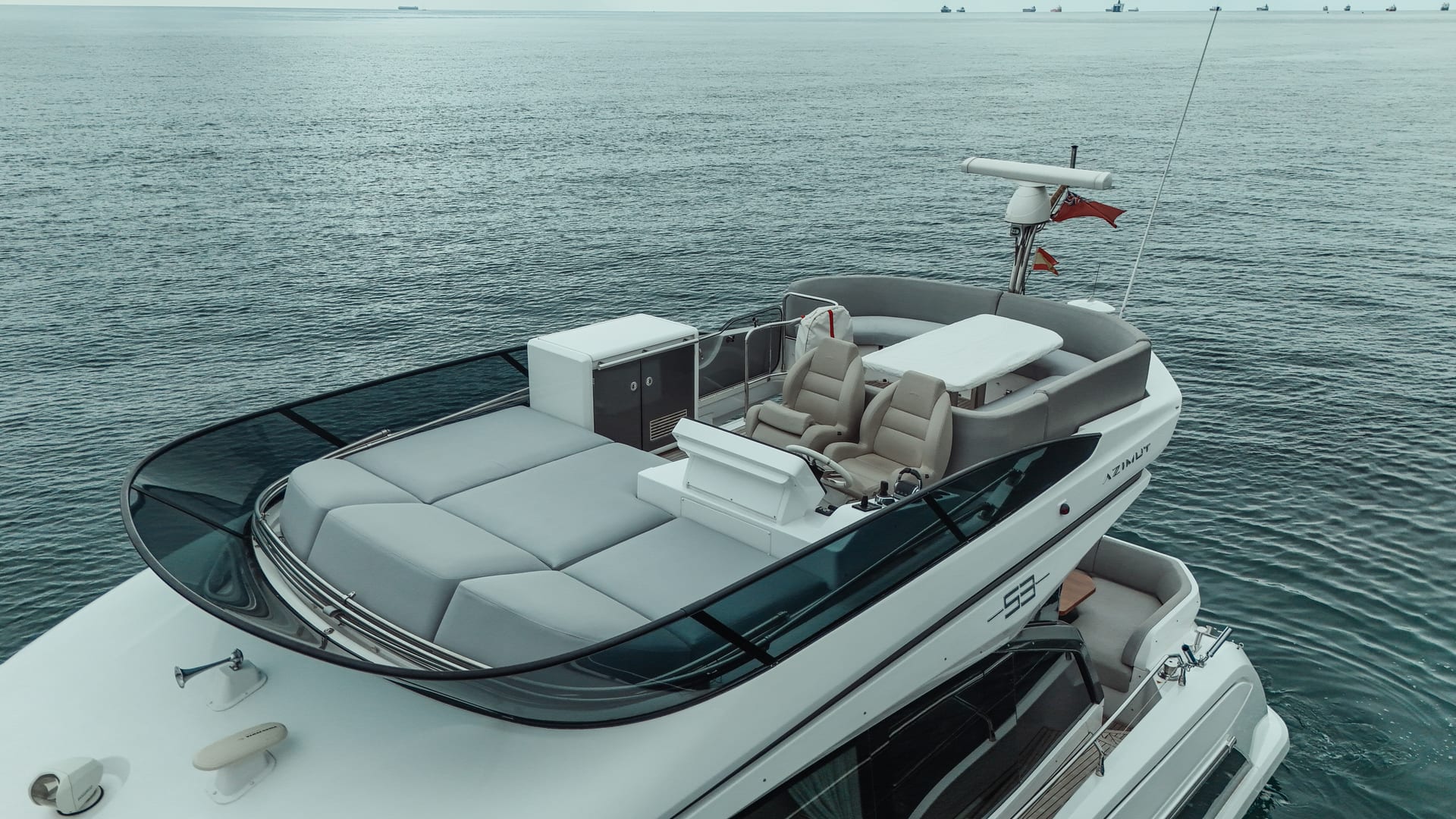 Sea Shell — Flybridge mit Steuerstand und Sonnenliege