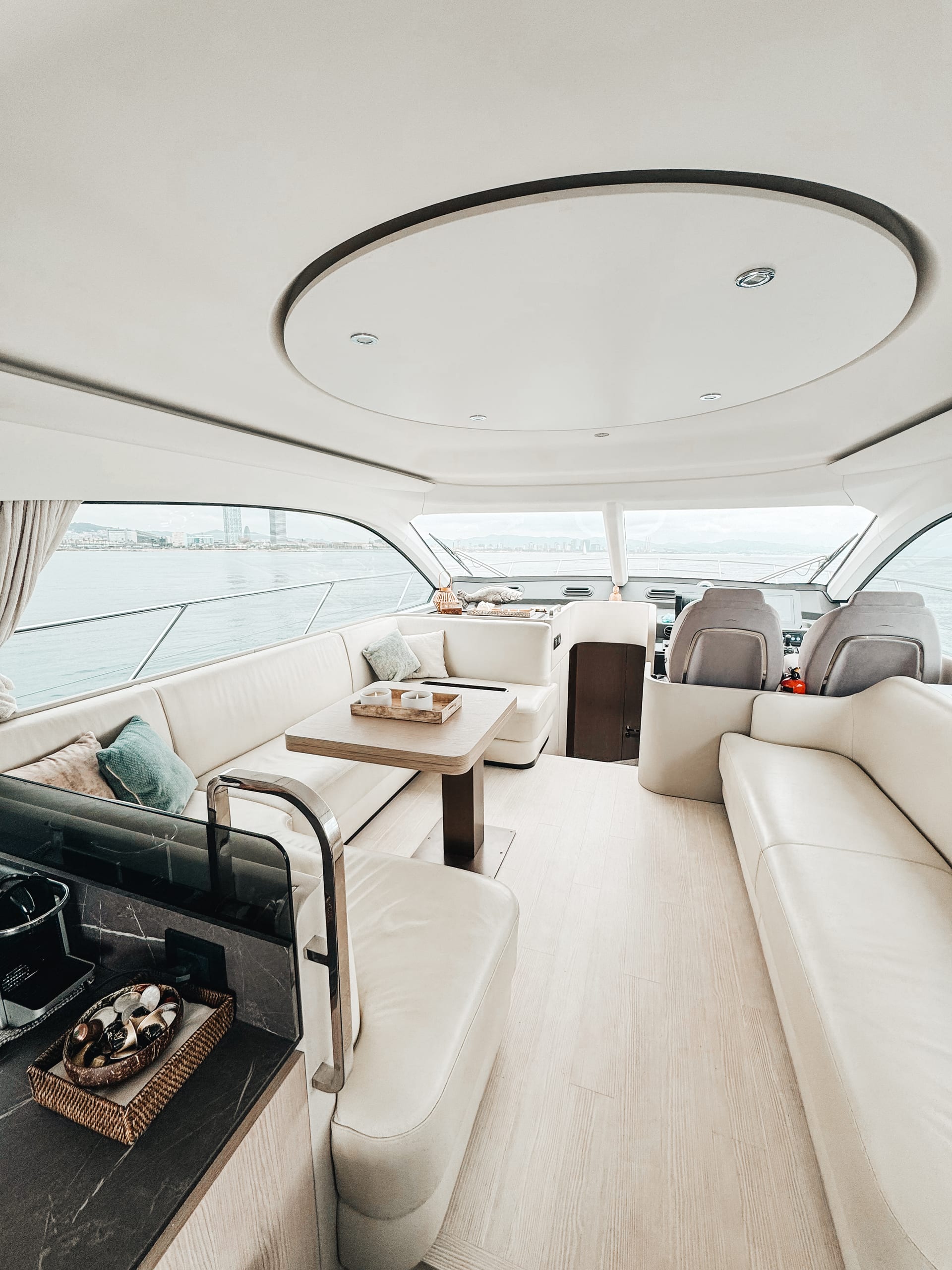 Sea Shell — heller Salon mit Lederausstattung