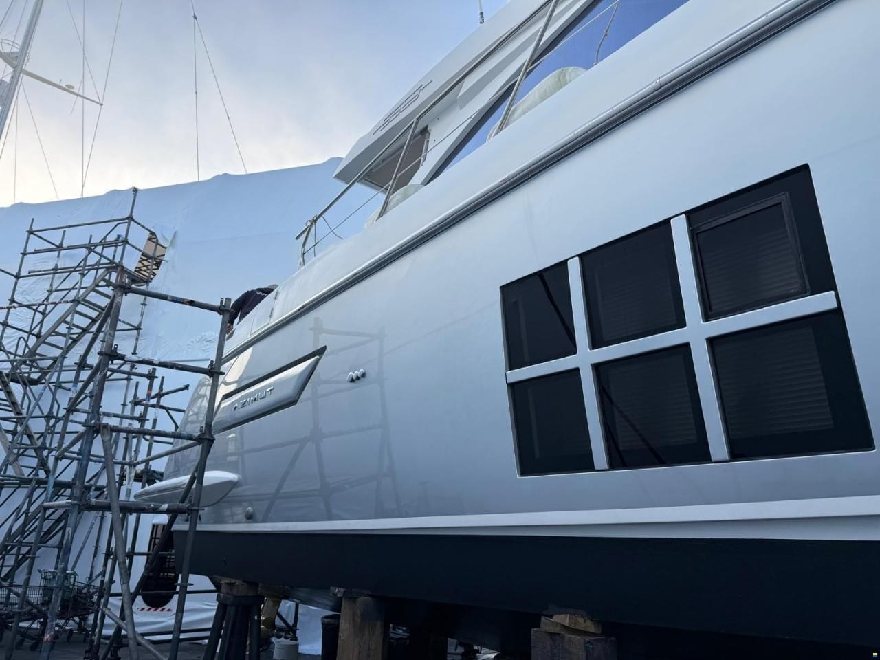 Azimut 55S — Heck mit ausklappbarem Beach Club