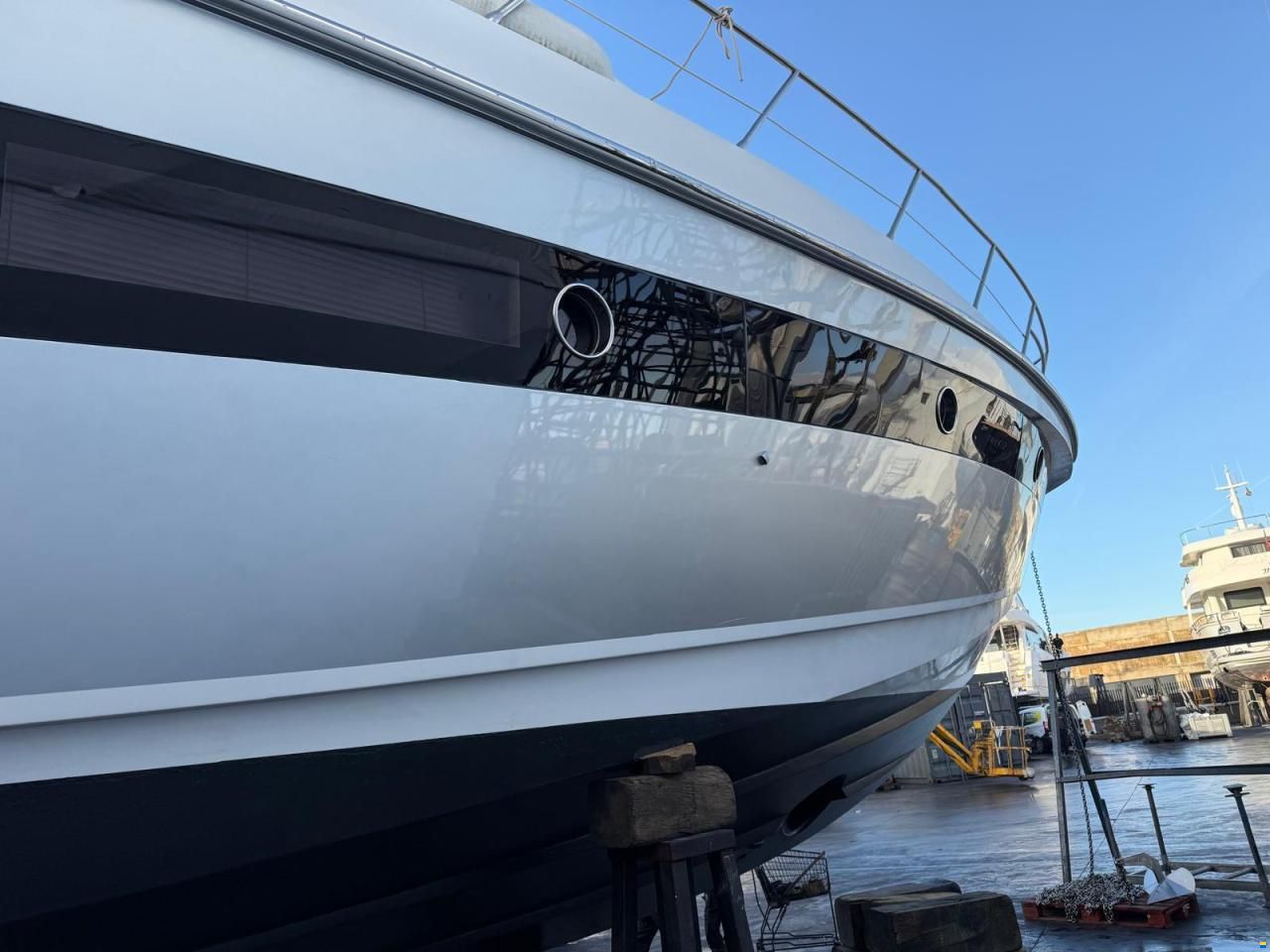 Azimut 55S — Cockpit mit absenkbarem Tisch