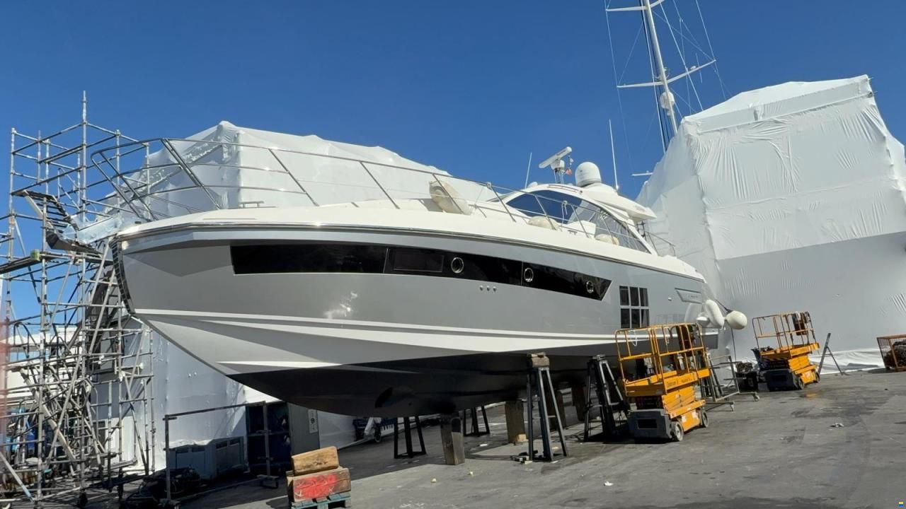 Azimut 55S — Bug-Sitzlounge mit Sonnenbereich