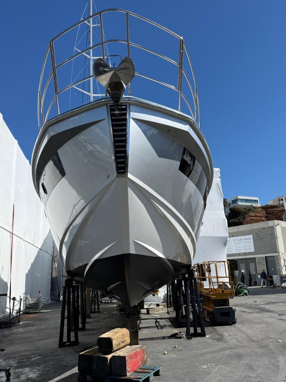 Azimut 55S — Steuerstand und Helm