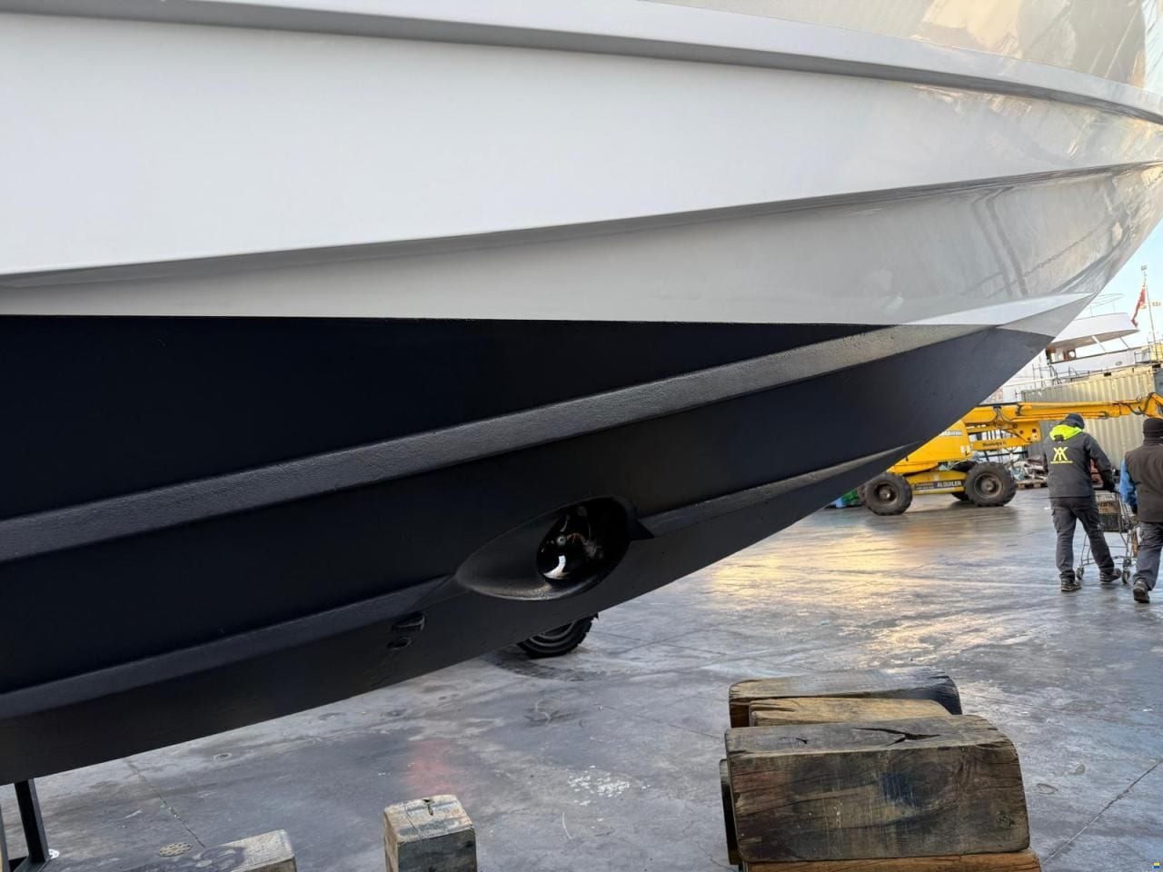 Azimut 55S — Salon mit großer Schiebetür zum Cockpit