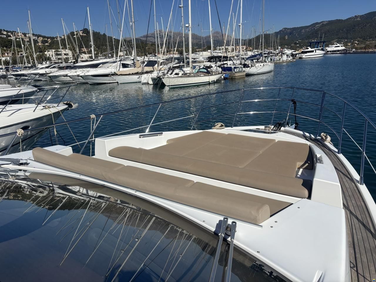 Azimut 55S — Wohnsalon und Essbereich