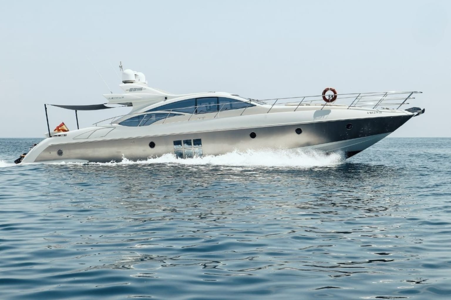 Azimut 68 S Esperanza — Profilansicht in Fahrt