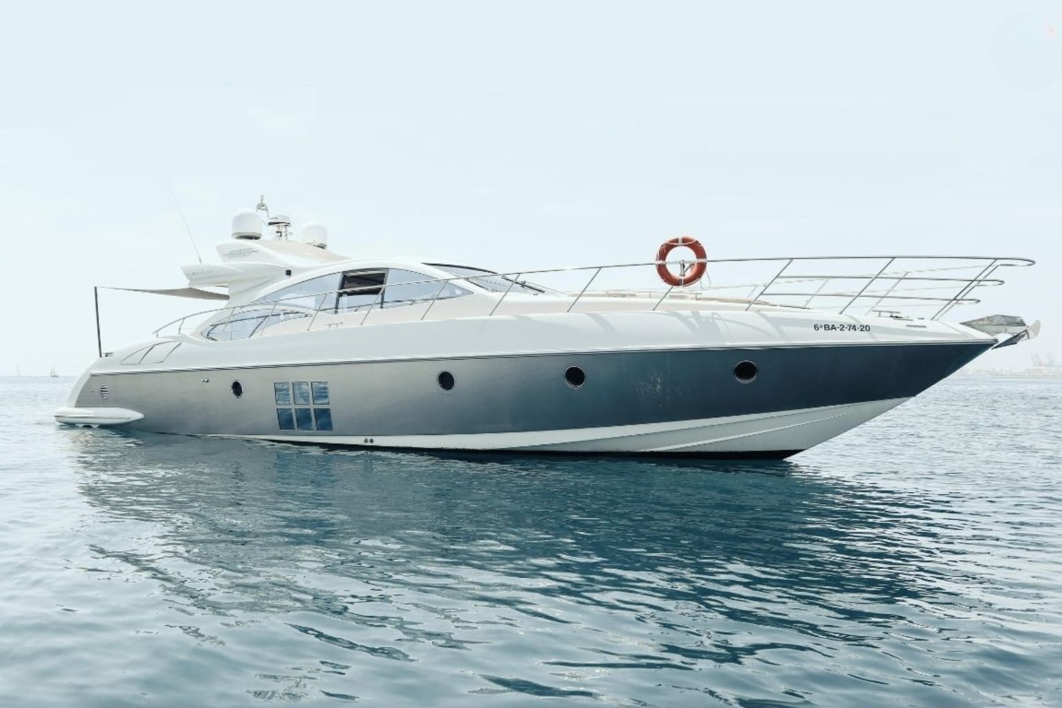 Azimut 68 S Esperanza — Profilansicht vor Anker