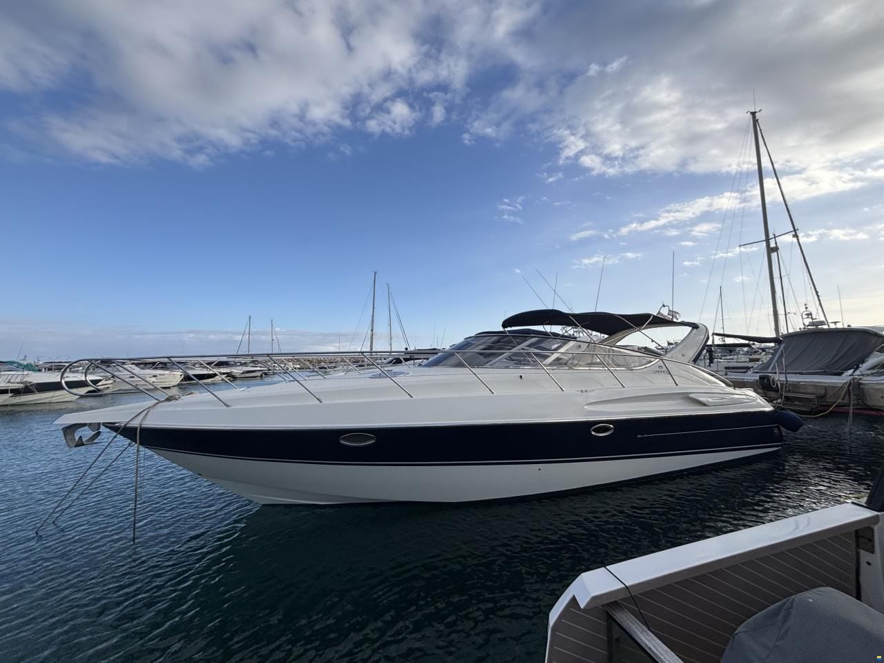 Cranchi Endurance 39 zu verkaufen — Profilansicht des Sportcruisers auf Mallorca