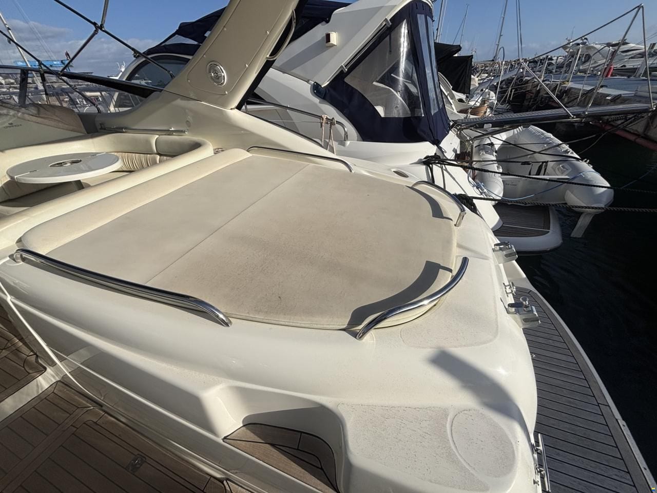 Cranchi Endurance 39 — Cockpit mit Sitzgruppe