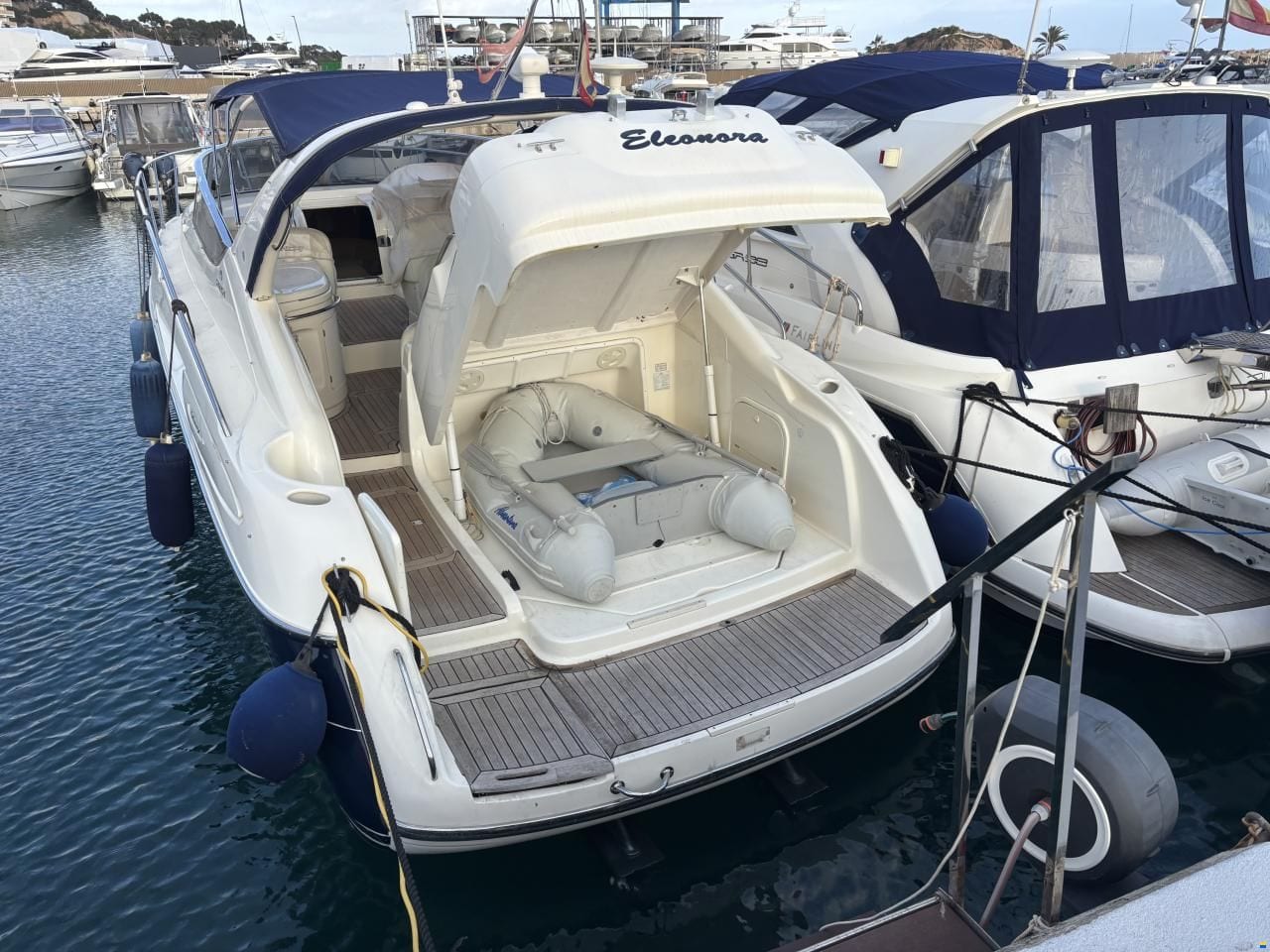 Cranchi Endurance 39 — Heckansicht mit Teakdeck