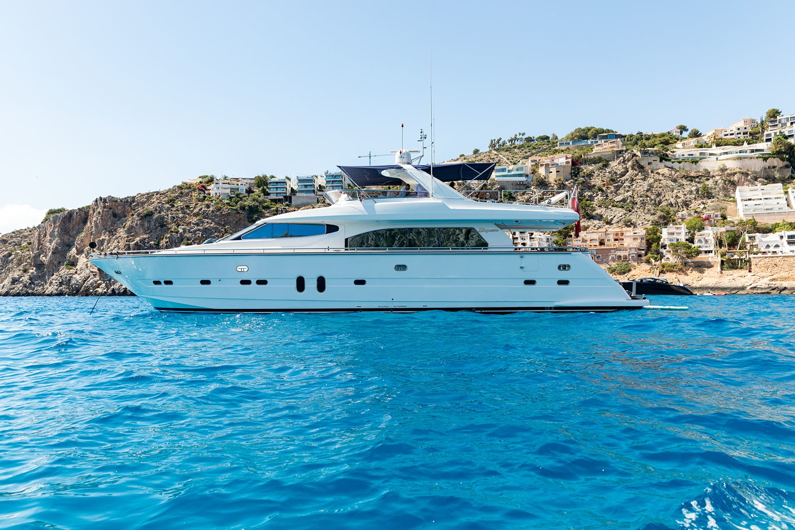 Elegance 78 Ehthele — Profilansicht vor Anker vor Puerto Andratx