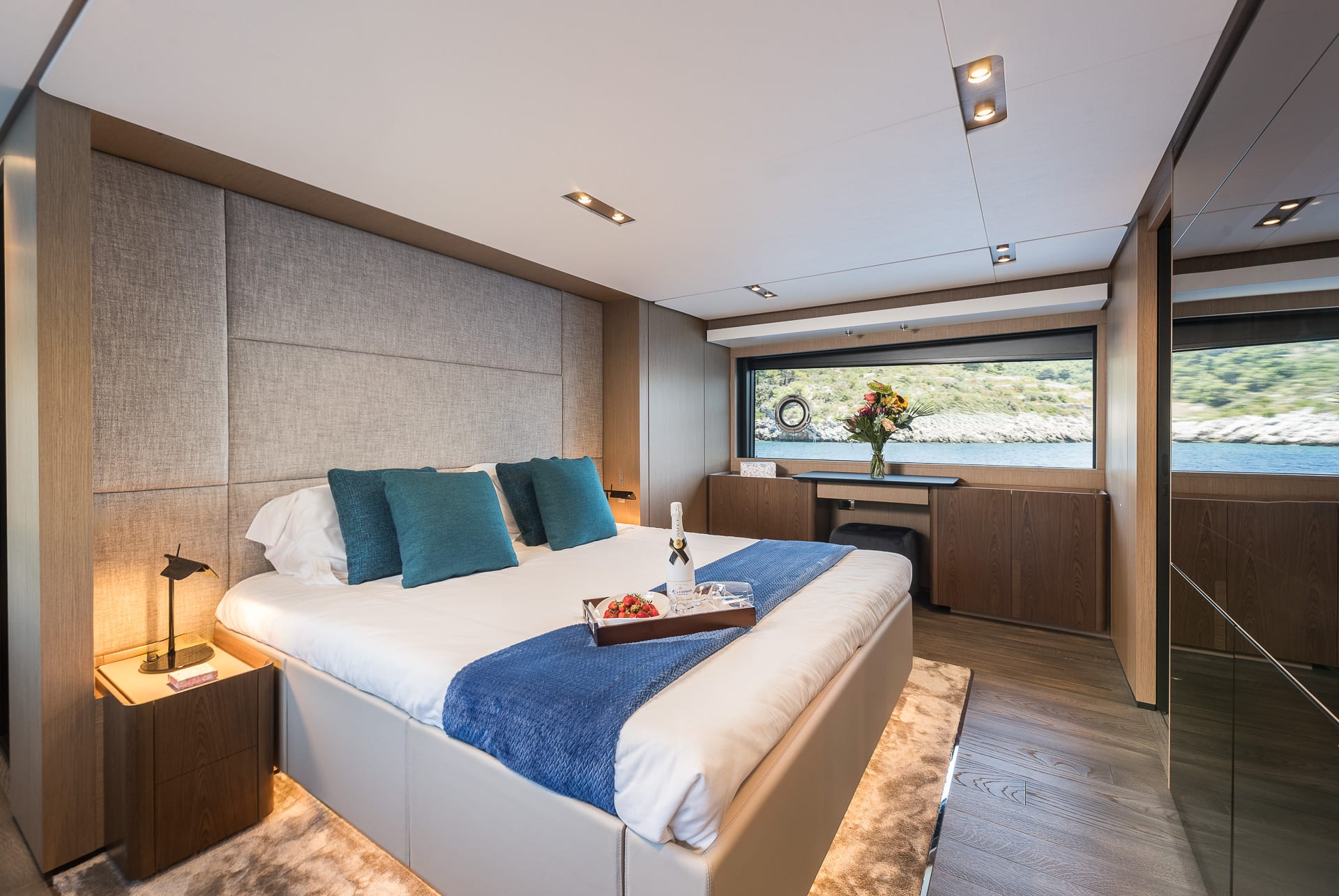 Nailu+ — Achterdeck mit Esstisch und Lounge