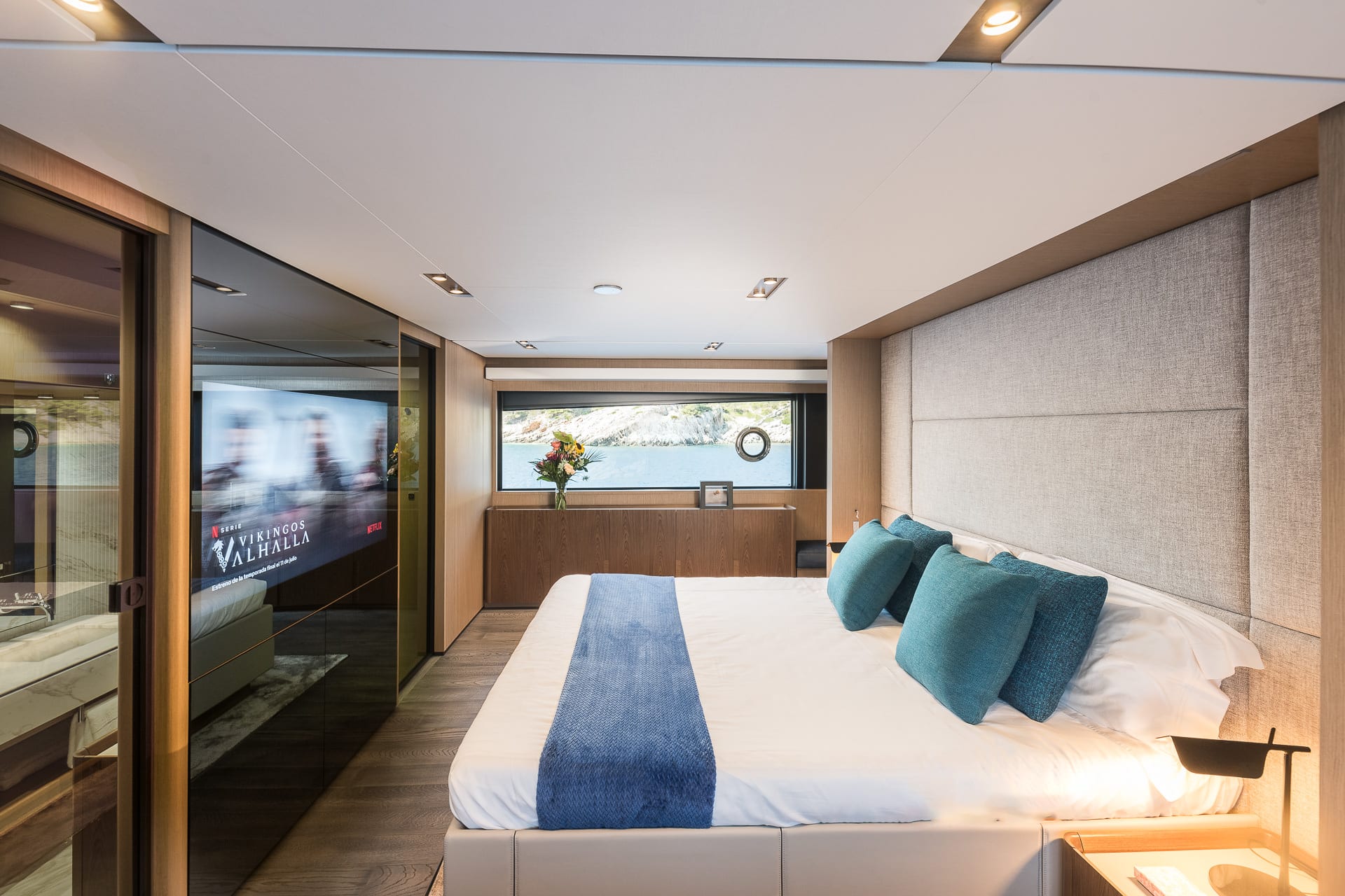 Nailu+ — Flybridge mit Bar und Liegeflächen