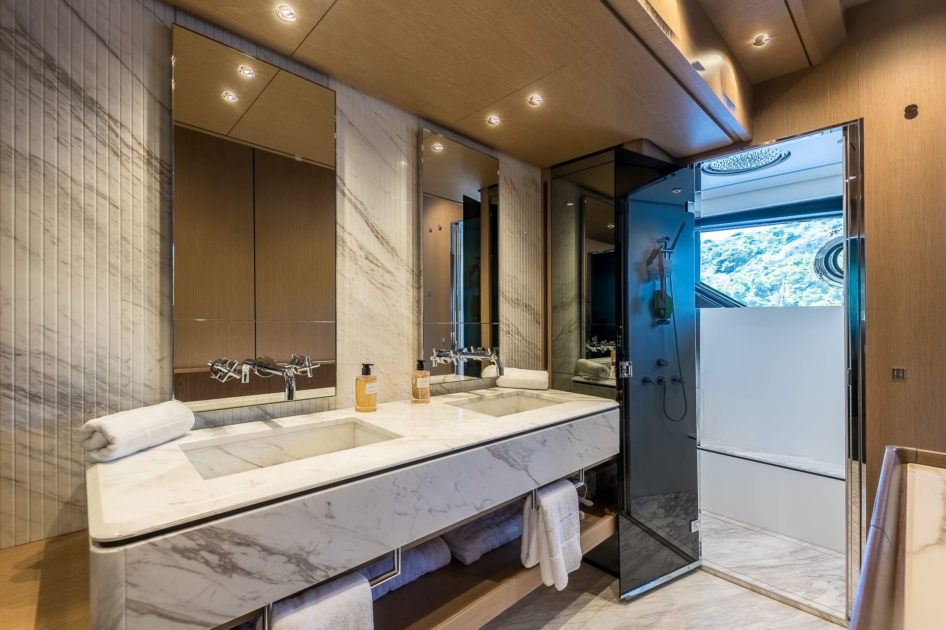 Nailu+ — Hauptsalon mit Panoramaverglasung