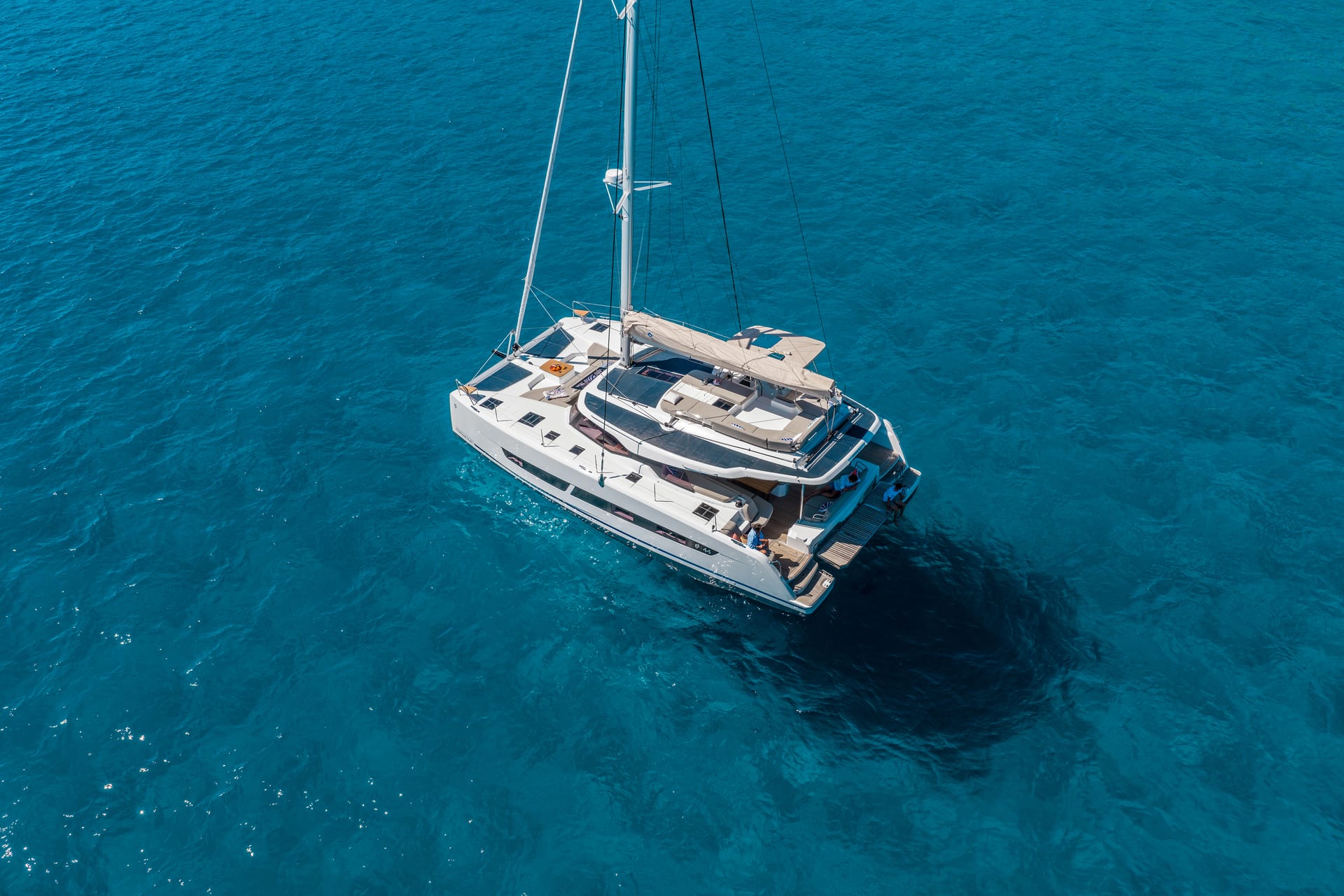 Fountaine Pajot 44 — Katamaran vor Anker mit Crew an Bord