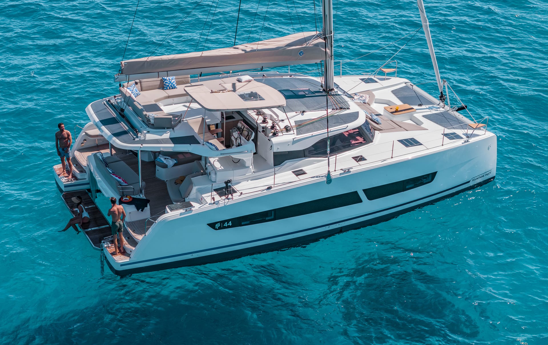Fountaine Pajot 44 — Luftaufnahme der Profilansicht