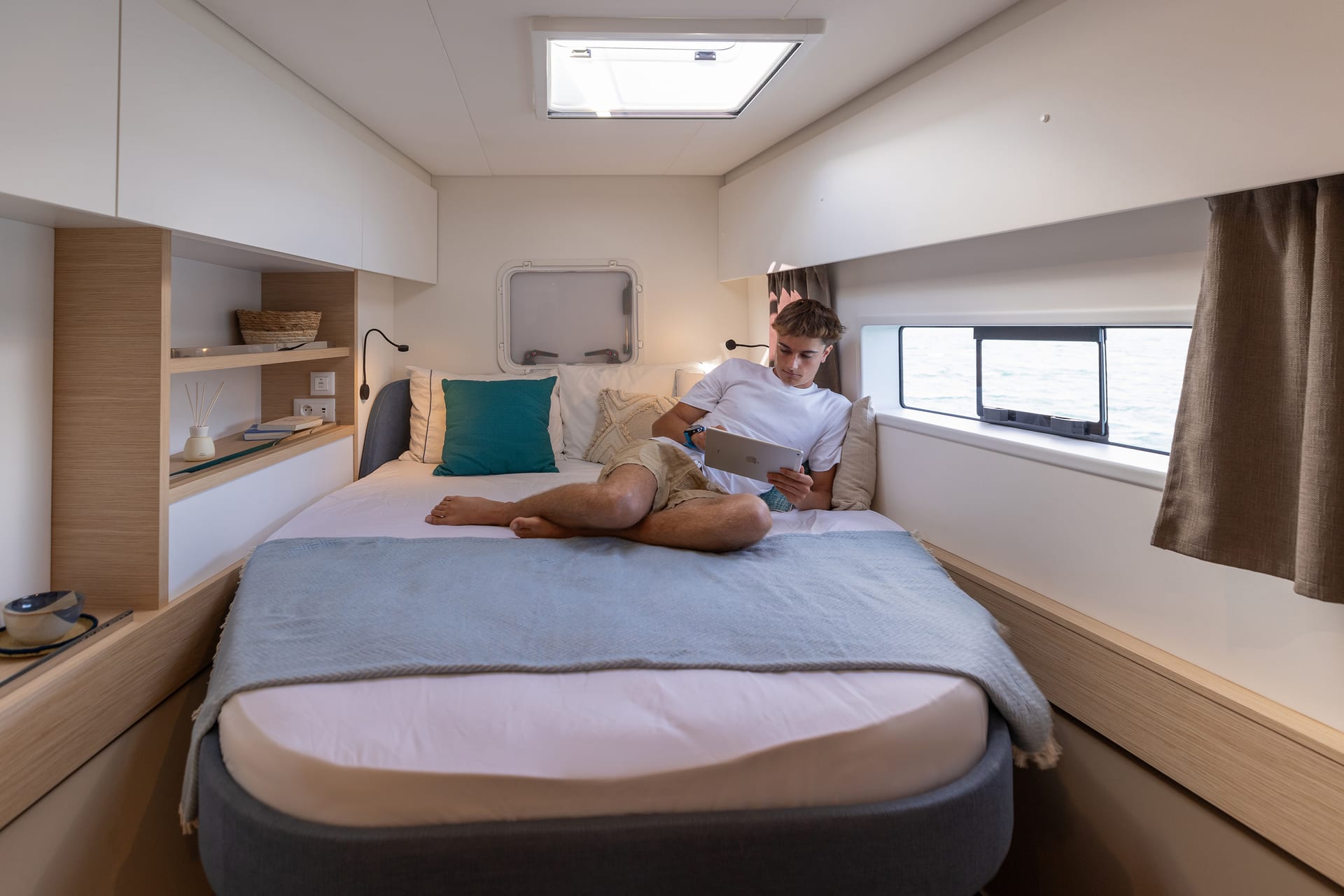 Fountaine Pajot 44 — Cockpit mit Esstisch und Lounge