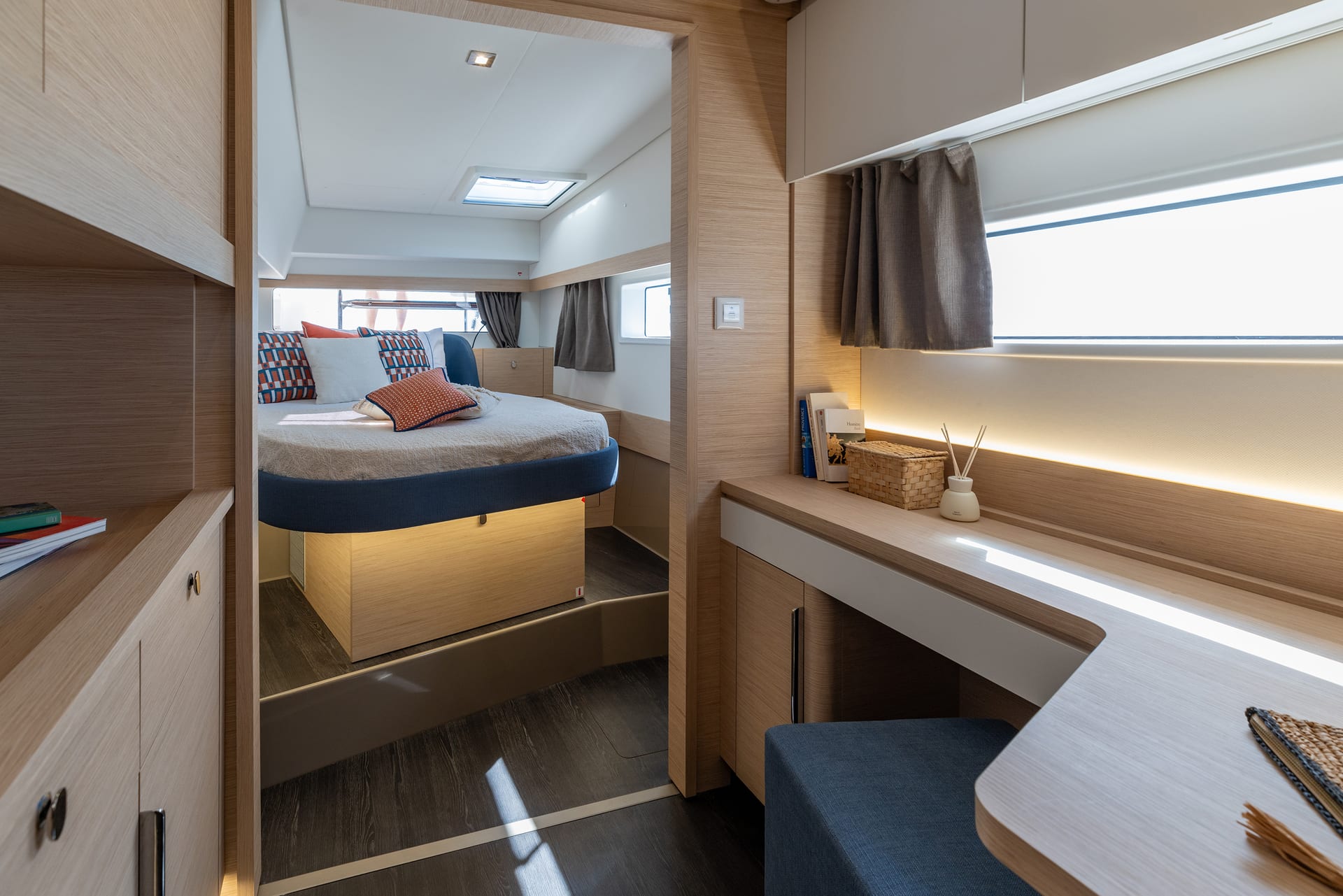 Fountaine Pajot 44 — Salon mit Pantry und Esstisch