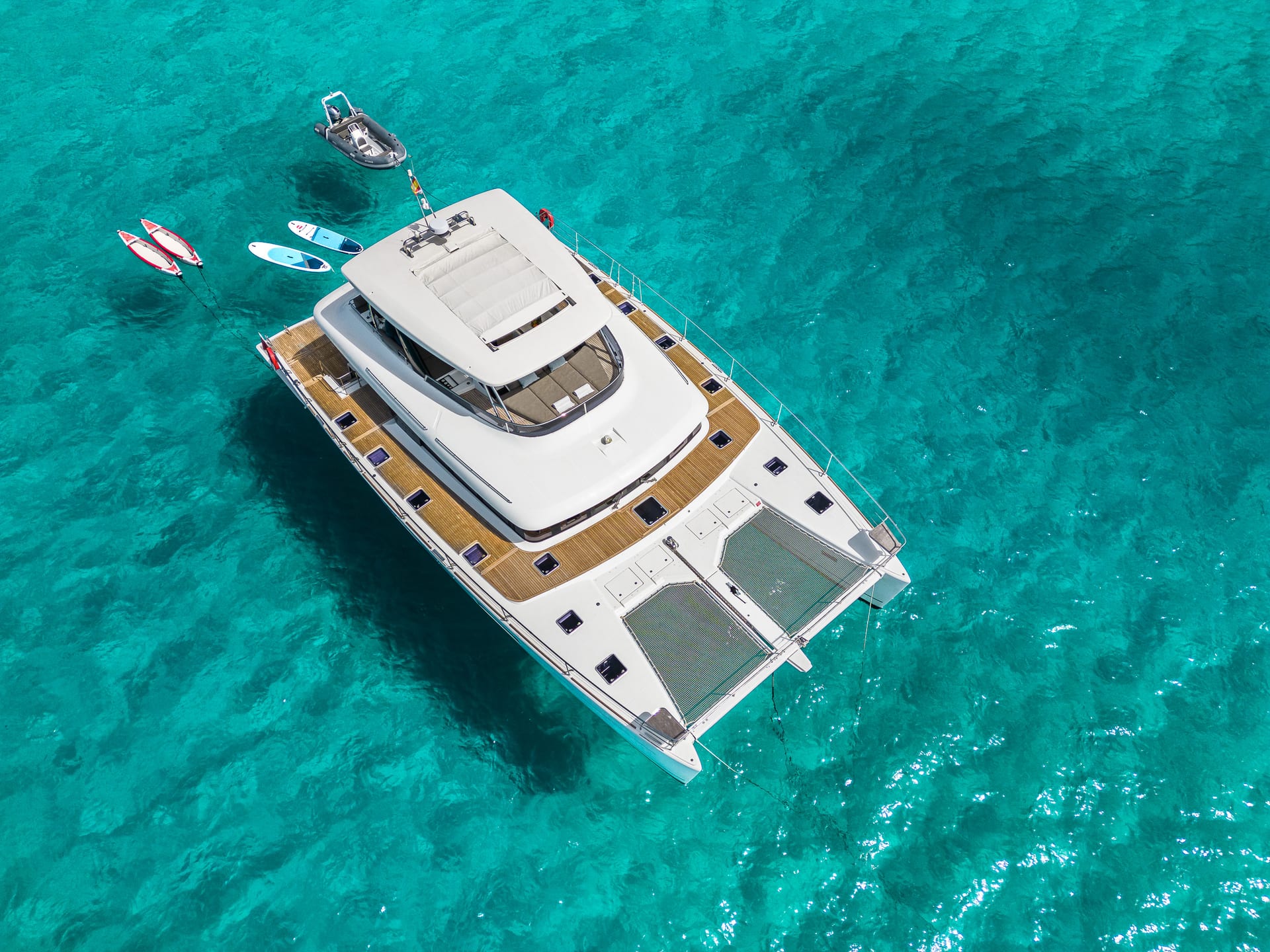Lagoon 630 Seek — Power-Katamaran in Fahrt aus der Luft