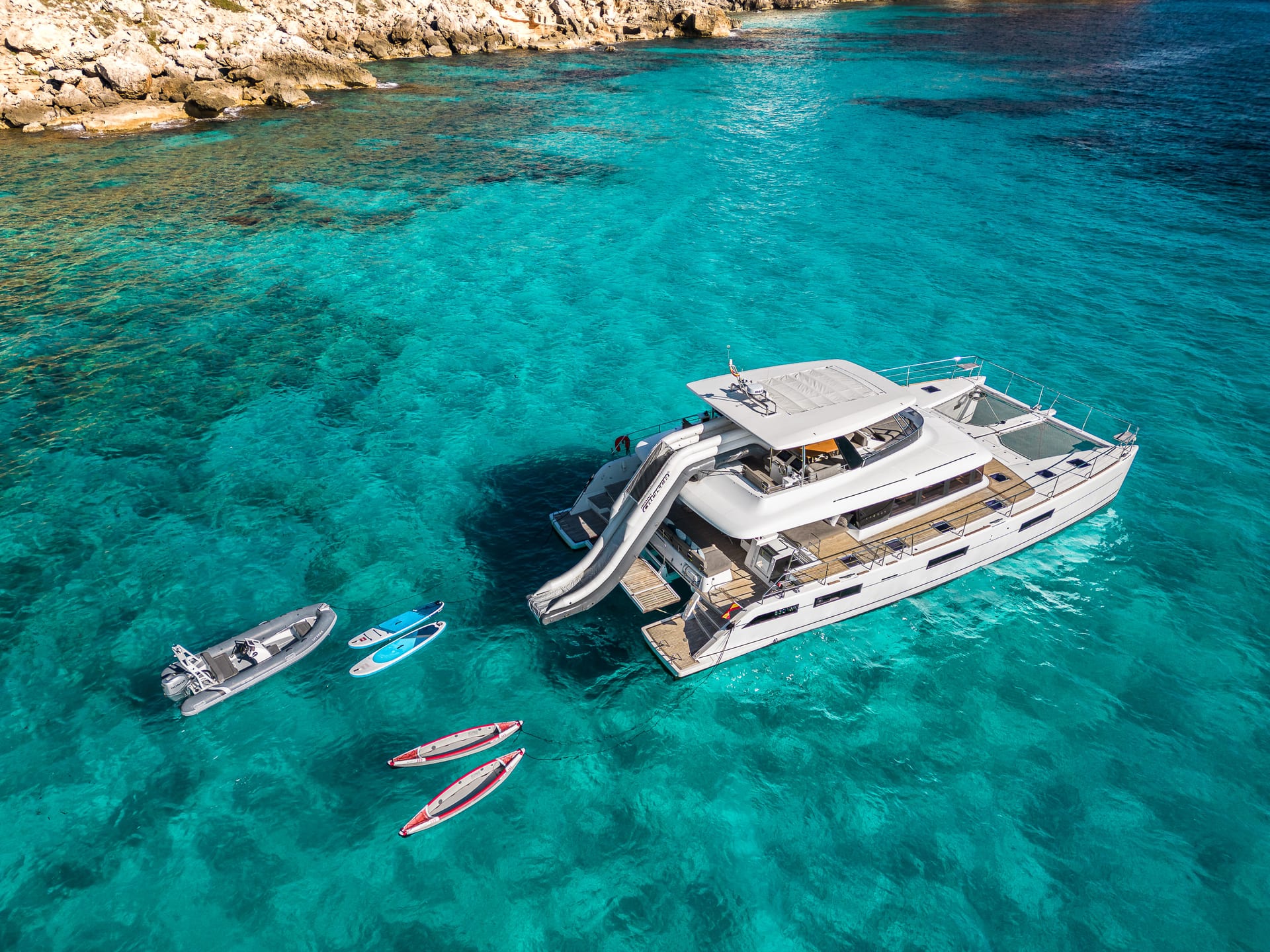 Seek — Top-Down-Aerial vor Anker mit Wassersport-Equipment