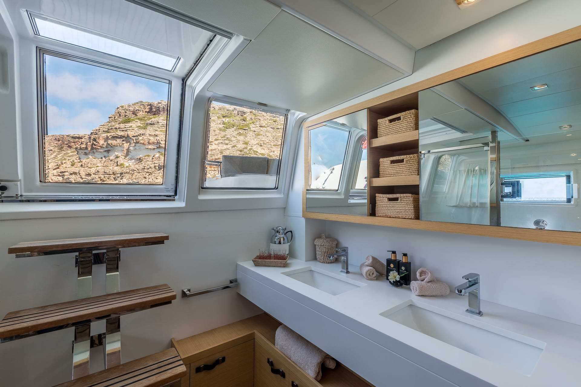 Seek — Achterdeck vor mallorquinischer Felsküste