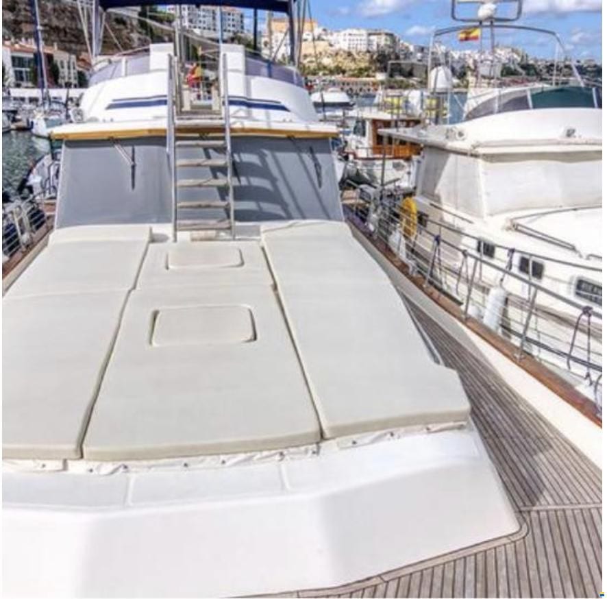 Menorquin 180 — Flybridge mit Steuerstand