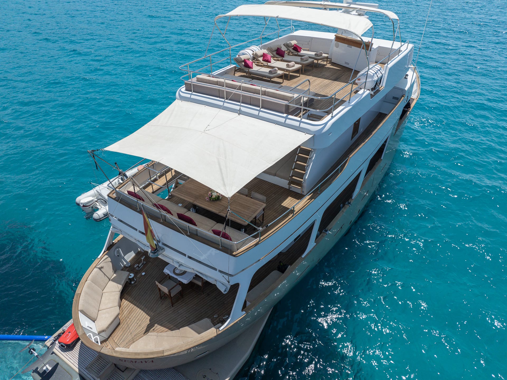 Navetta 31m Semaya — Klassische Explorer-Superyacht aus der Luft