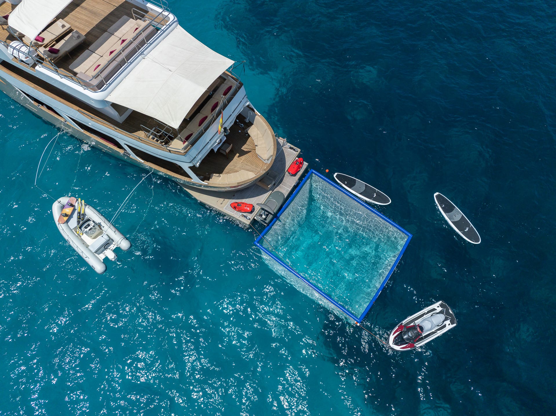 Semaya — Top-Down-Aerial mit Anti-Quallen-Pool am Heck