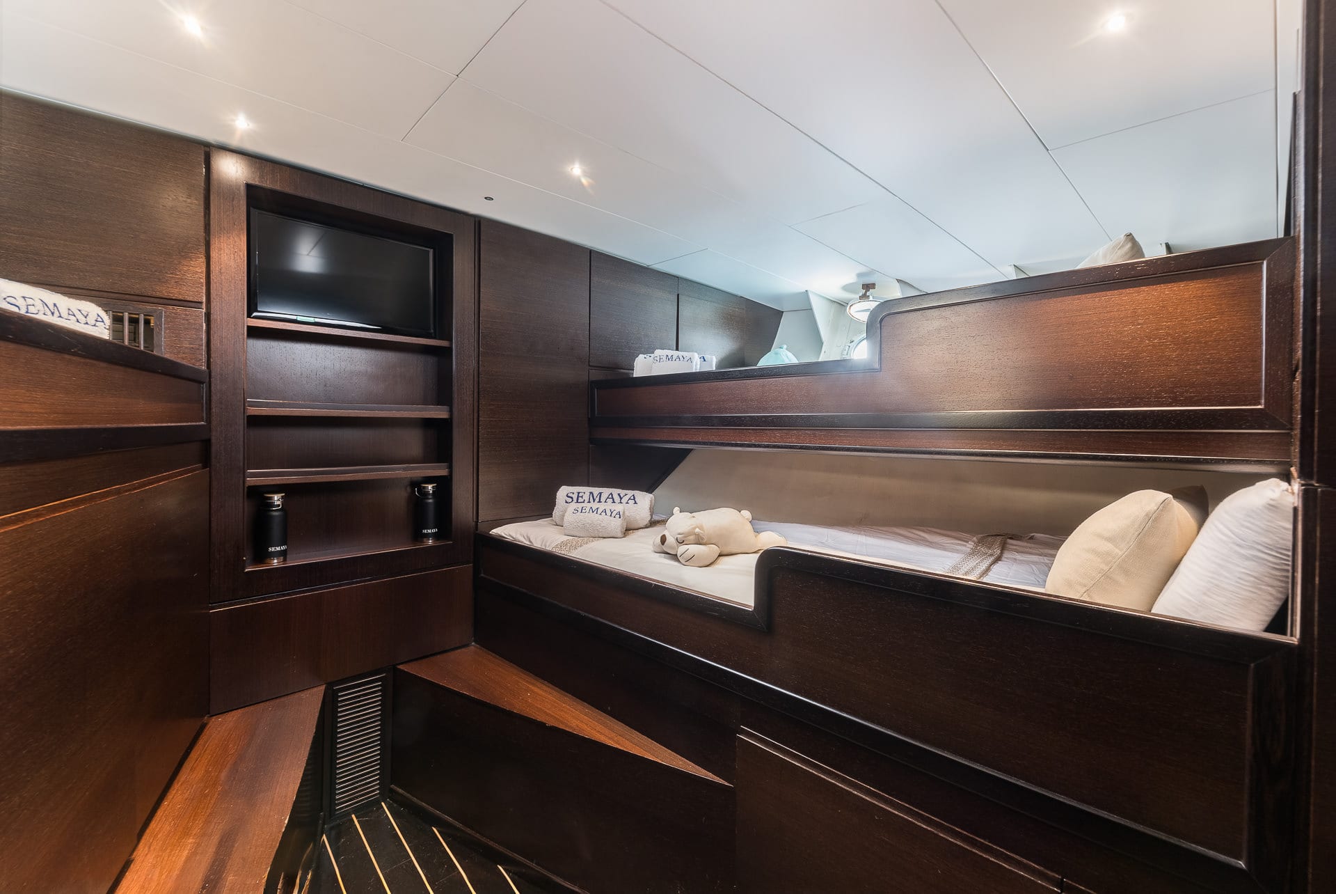 Semaya — Upper Deck Esstisch unter Sail-Markisen