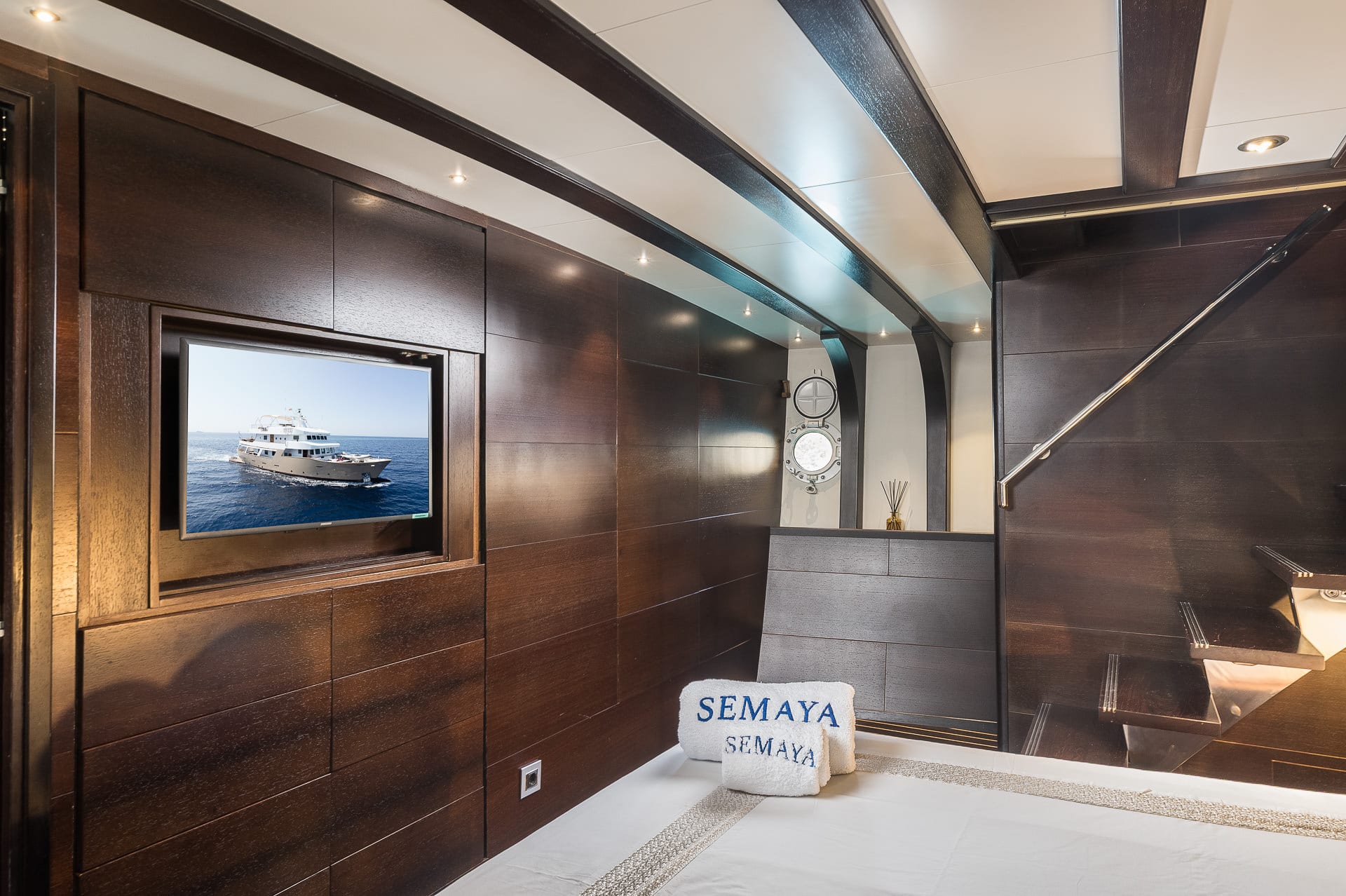 Semaya — Flybridge mit Sonnenliegen und Bar