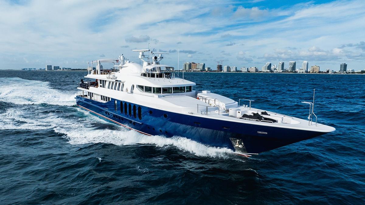 OceanFast 50 m YCM-FIFTY — Profilansicht der Megayacht in Fahrt