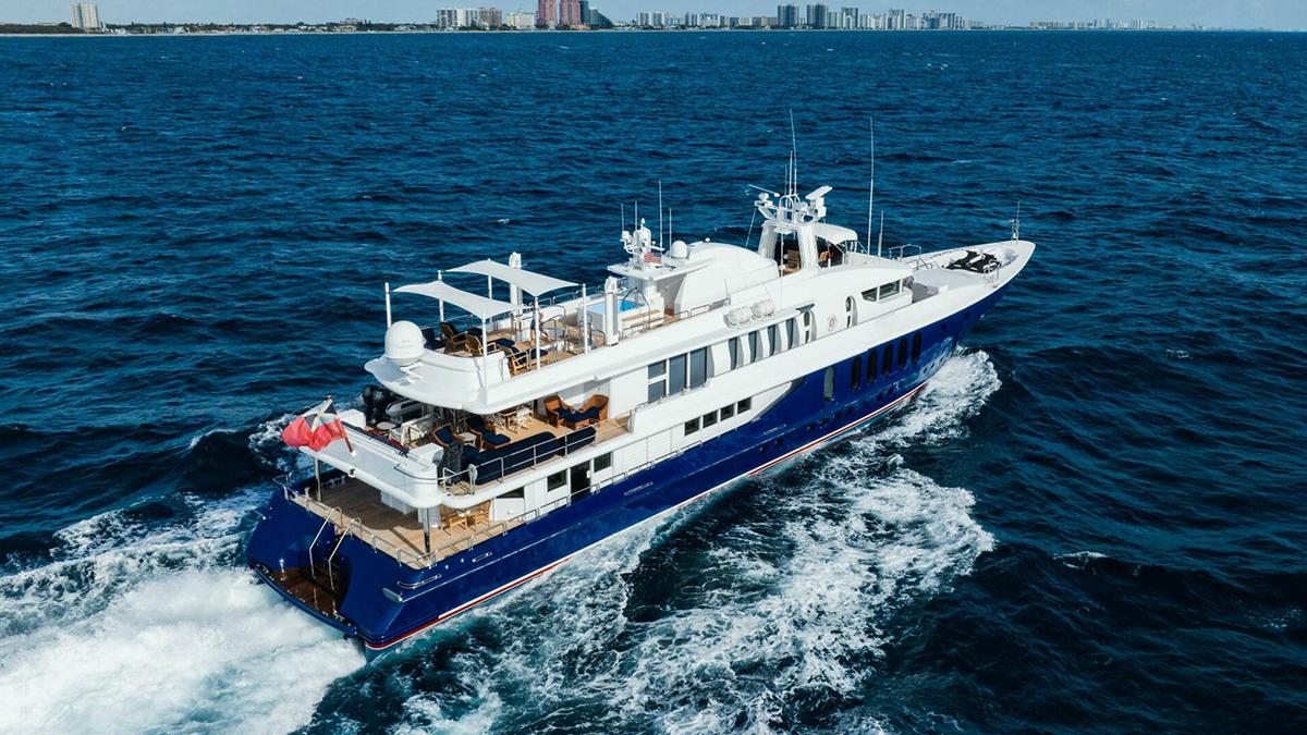 YCM-FIFTY — Luftaufnahme in Fahrt mit Achterdecks