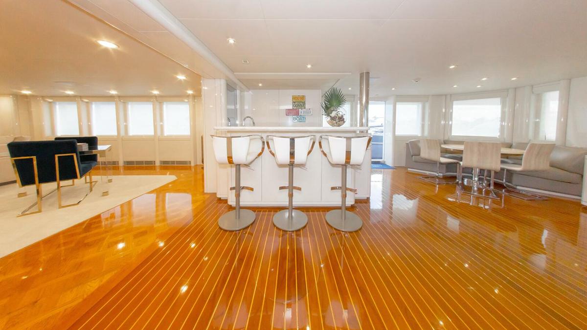 YCM-FIFTY — Hauptsalon mit Bar