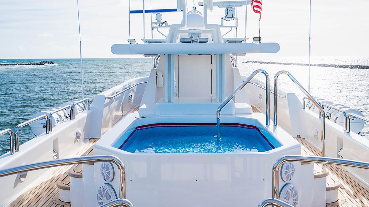 YCM-FIFTY — Jacuzzi an Deck