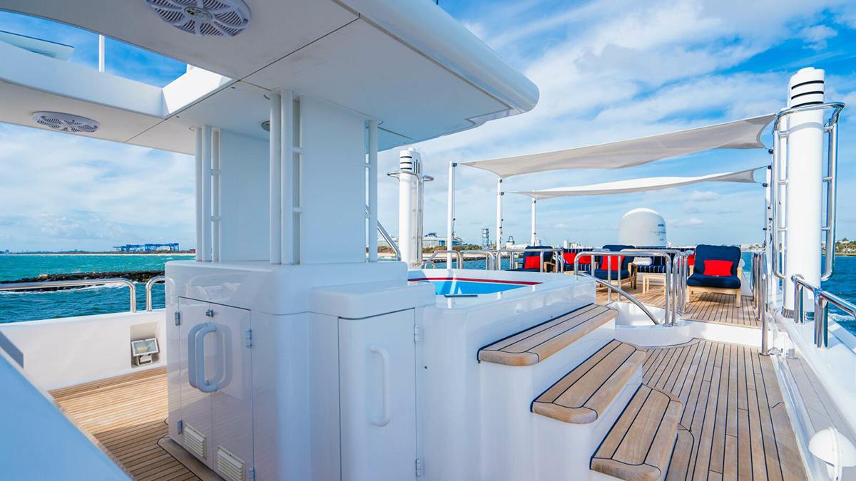 YCM-FIFTY — Sonnendeck mit Jacuzzi, Bar und Liegeflächen
