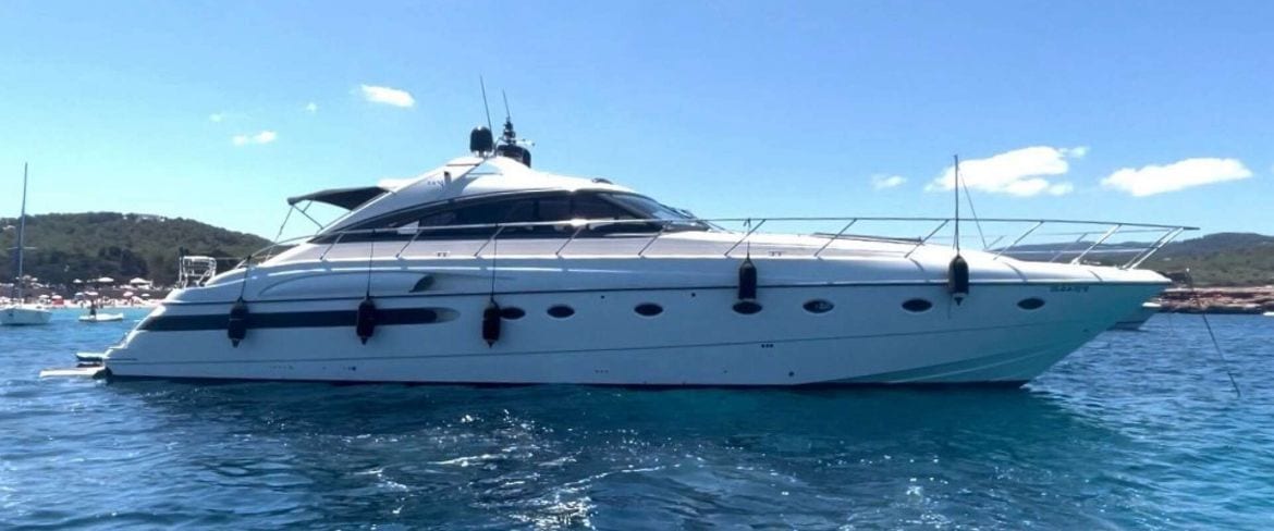 Princess V65 Florida — Profilansicht vor Anker in einer Bucht