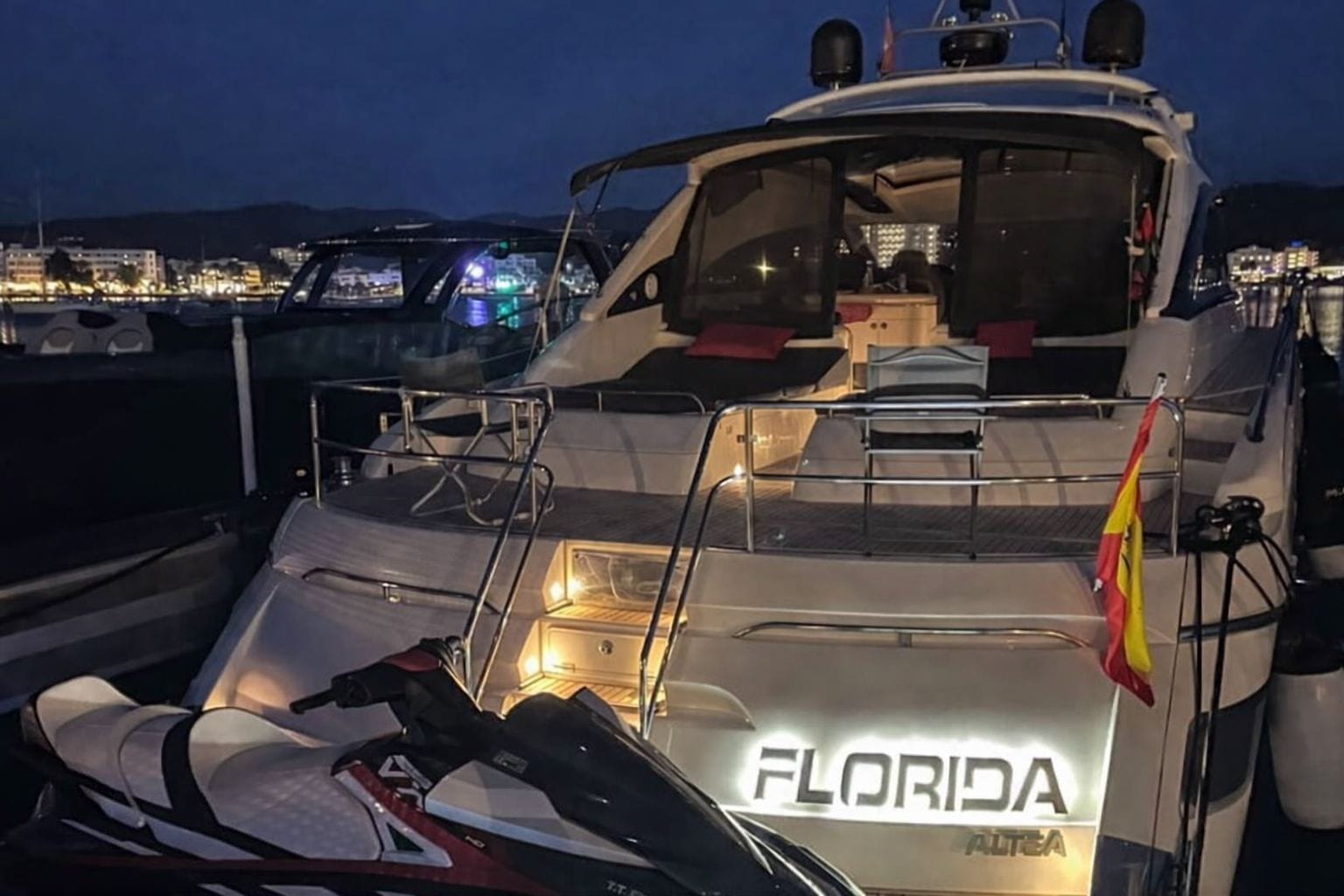 Florida — Heckansicht mit Namenszug bei Nacht