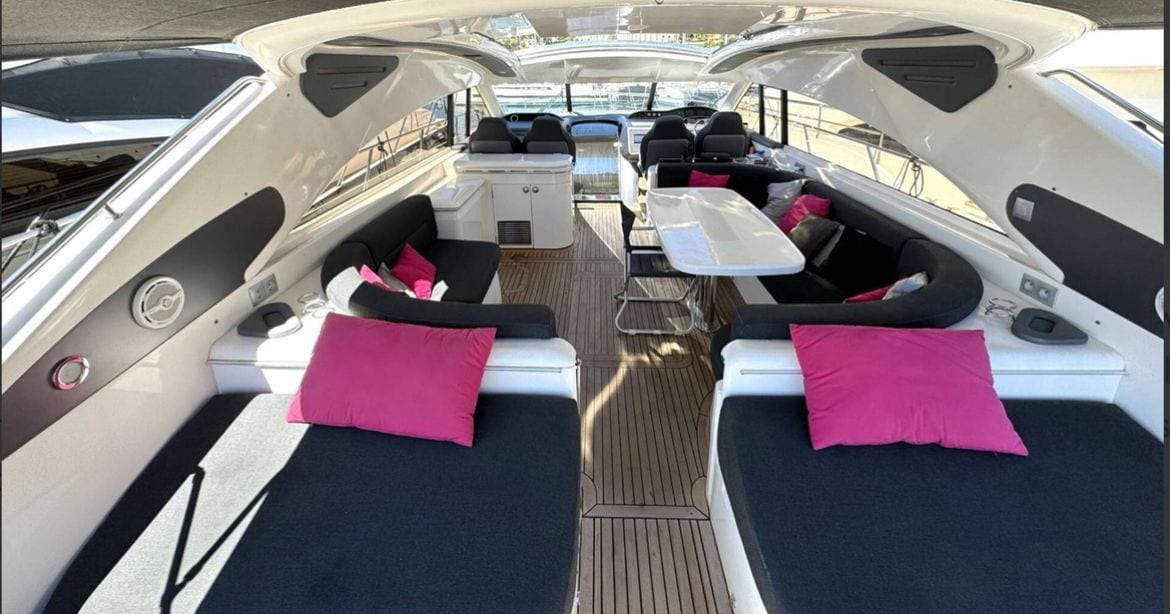 Florida — Achterdeck mit Sonnenliegen und Sitzbereich